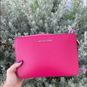 💥💥SOLD💥💥EUC MICHAEL KORS CAMERA BAG